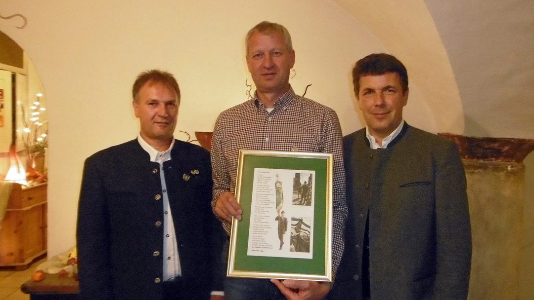 von links: 1. Schützenmeister Michael Huber, bisheriger langjähriger 1. Fähnrich Ludwig Manzinger und 1. Bürgermeister Bernd Ruth.