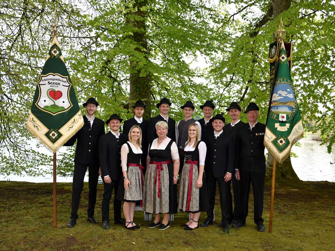 Vorstandschaft 2025-2028 von links hinten: Andreas Manzinger, Patrick Mayer, Markus Meier, Sebastian Spring, Robert Spring, Simon Manzinger, Ludwig Manzinger. Vorne von links: Fabian Wolfertstetter, Sabrina Wolfertstetter, Waltraud Gallinger-Koller, Julia Wolfertstetter und Rudi Kaltner