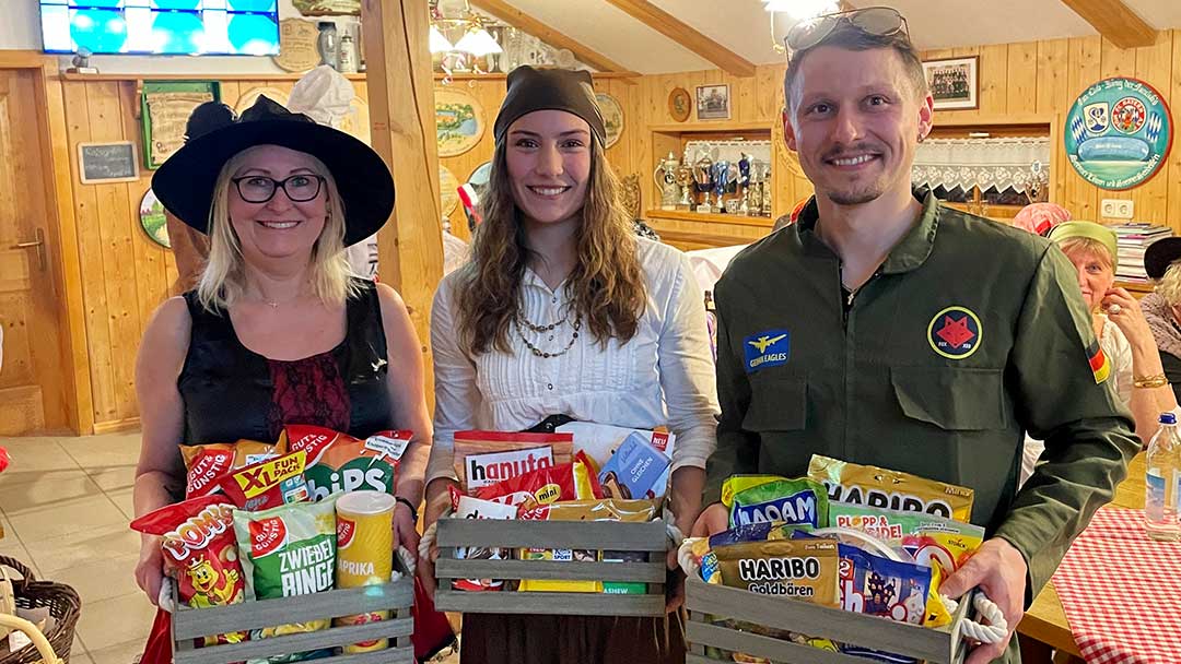 Faschingsschiessen_12-02-26_1 von links nach rechts: Angelika Wolfertstetter, Verena Maier und Fabian Wolfertstetter
