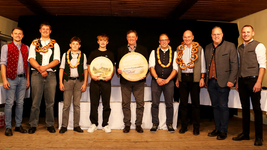 Dorfschiessen_09.-11.10.26 von Links: Fabian Wolfertstetter, Moritz Gries, Moritz Heinzmann, Eric Schneider, Michael Berger, Dominik Randl, Ludwig Grimm, Martin Bartlweber und Rudi Kaltner jun.